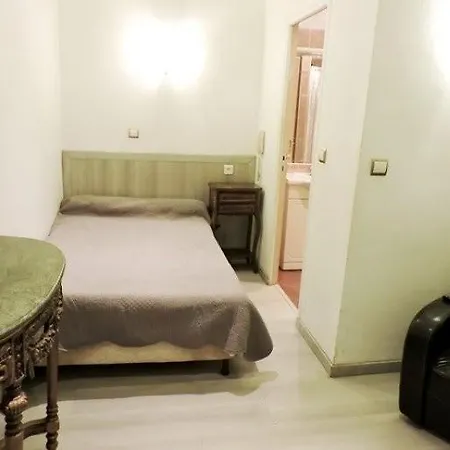 Hotel De L'aveyron Parigi