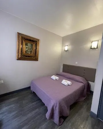 Hotel De L'aveyron Parigi